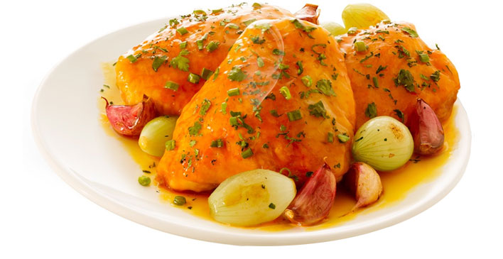 prato branco com pedaços de frango, alho e cebola