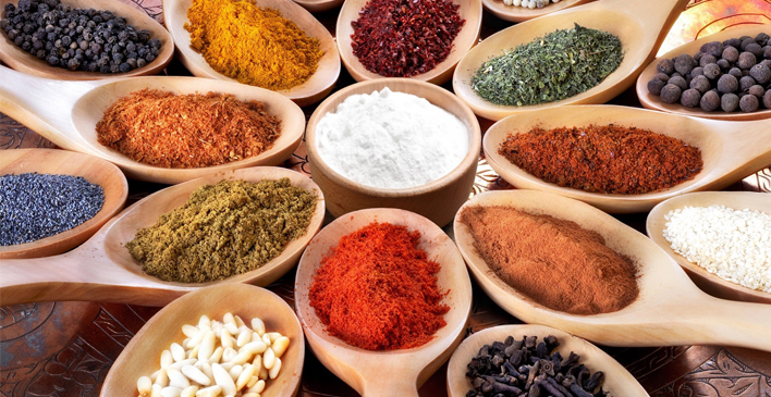 colheres de pau com diversos temperos