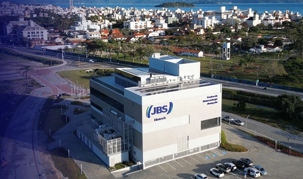 Prédio do Centro de Biotecnologia JBS Biotech em vista aérea urbana.