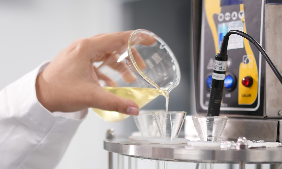 Mão vertendo líquido em béqueres