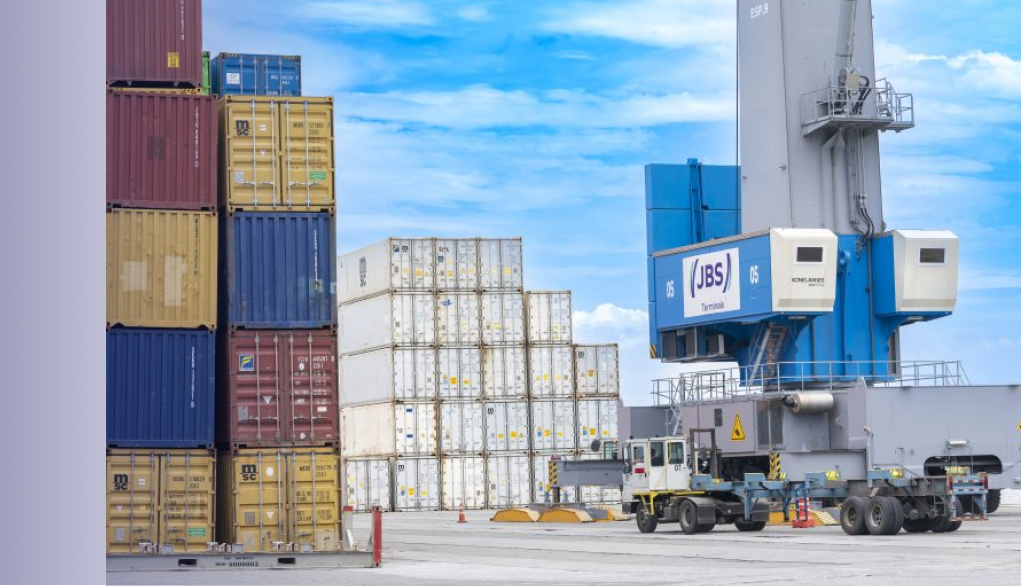 Contêineres empilhados em terminal portuário JBS