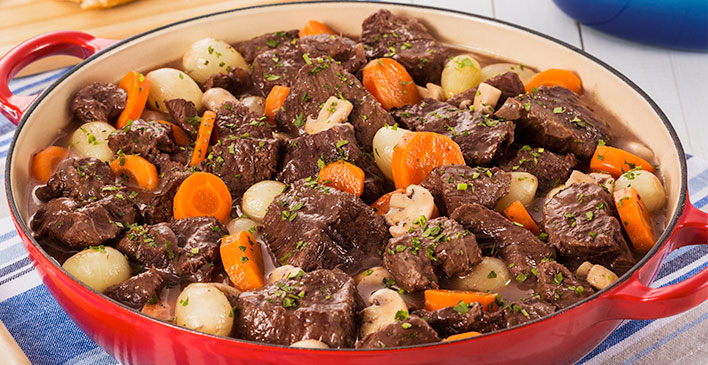 panela com um assado de carnes, alho, cogumelo champignon e cenoura