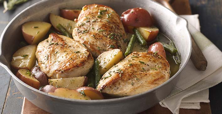 prato branco com batatas temperos e frango