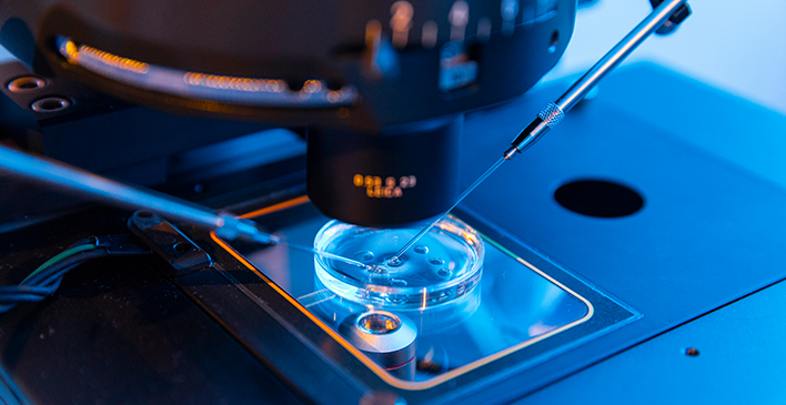 uma maquina tipo microscópio analisando algo
