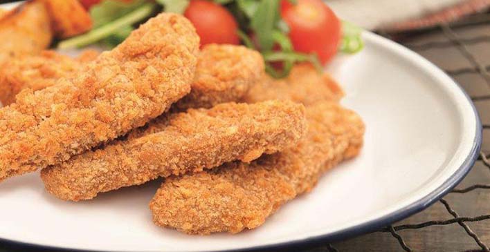 prato branco e bordas azuis com tomates e frango empanado