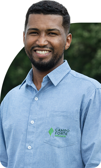 homem negro sorrindo com camisa social da campo forte