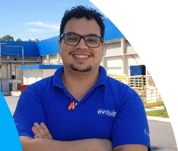 Smiling employee wearing an Evoluir Program shirt
