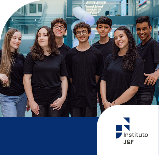 Grupo de jovens com camisetas pretas do Instituto J&F