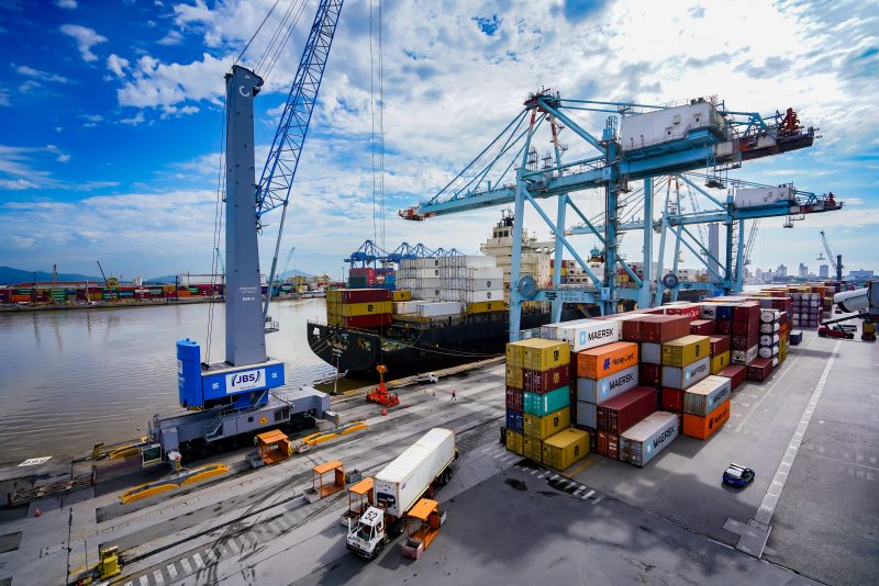 JBS Terminais supera 800 mil TEUs em dois anos no Porto de Itajaí e investimentos chegam a quase R$ 250 milhões