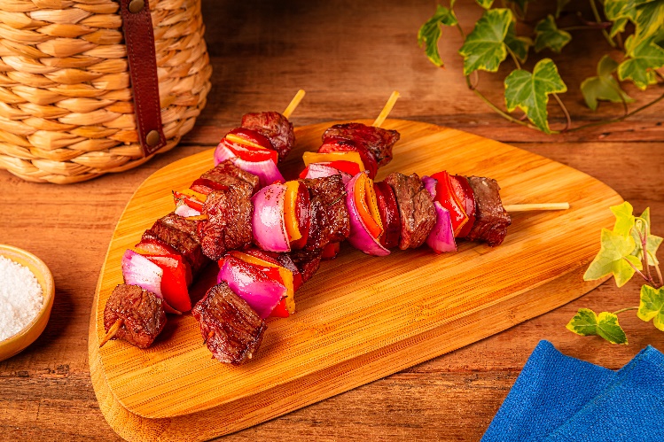 Comida em cima de mesa de madeira O conteúdo gerado por IA pode estar incorreto.